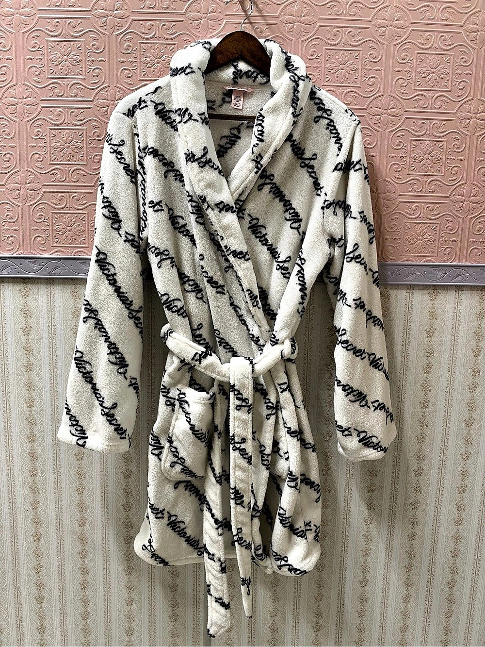 Victoria's Secret Cozy Plush Script Logo Robe White & Black Medium/Large